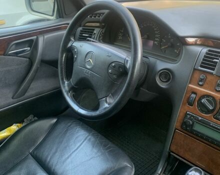 Мерседес Е-Клас 2002 у Києві на Automoto.ua Сірий Мерседес Е-Клас, об'ємом двигуна 3.2 л та пробігом 320 тис. км за 2150 $, фото 1 на Automoto.ua