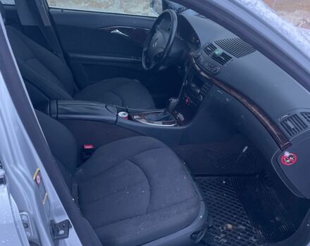 Серый Мерседес Е-Класс, объемом двигателя 2.2 л и пробегом 400 тыс. км за 3875 $, фото 7 на Automoto.ua