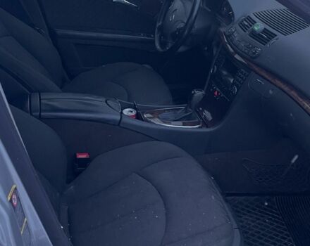 Сірий Мерседес Е-Клас, об'ємом двигуна 2.2 л та пробігом 400 тис. км за 2800 $, фото 4 на Automoto.ua