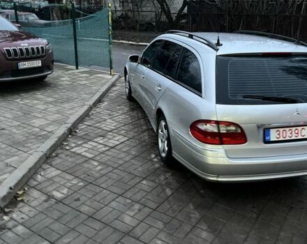 Серый Мерседес Е-Класс, объемом двигателя 3.2 л и пробегом 430 тыс. км за 4800 $, фото 4 на Automoto.ua