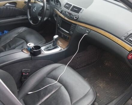 Серый Мерседес Е-Класс, объемом двигателя 3.2 л и пробегом 400 тыс. км за 3800 $, фото 6 на Automoto.ua