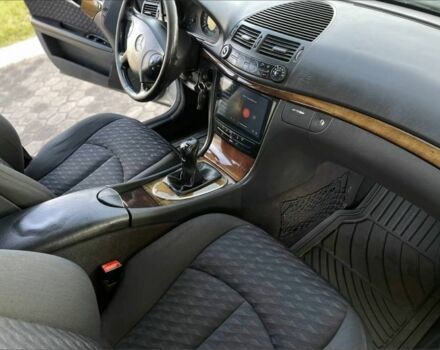 Серый Мерседес Е-Класс, объемом двигателя 2.2 л и пробегом 327 тыс. км за 2450 $, фото 14 на Automoto.ua