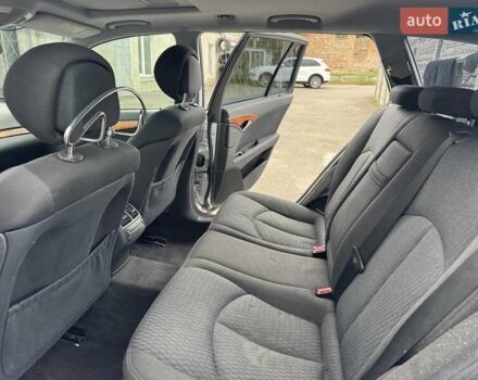 Сірий Мерседес Е-Клас, об'ємом двигуна 2.15 л та пробігом 280 тис. км за 6999 $, фото 57 на Automoto.ua