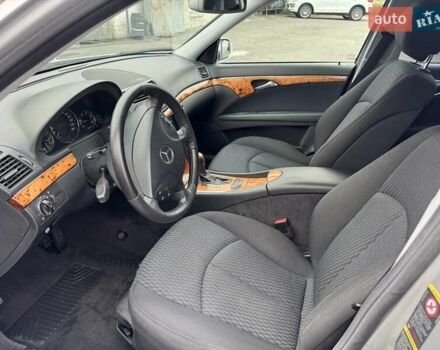 Сірий Мерседес Е-Клас, об'ємом двигуна 2.15 л та пробігом 280 тис. км за 6999 $, фото 12 на Automoto.ua