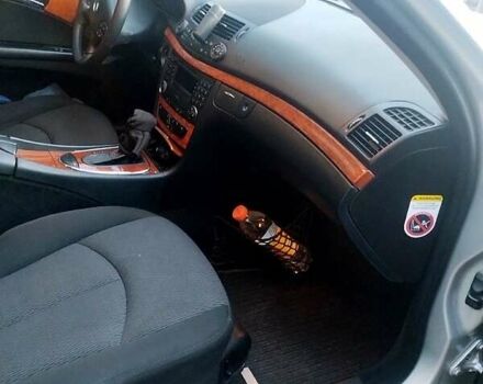 Серый Мерседес Е-Класс, объемом двигателя 2.1 л и пробегом 266 тыс. км за 5900 $, фото 6 на Automoto.ua