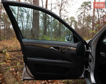 Серый Мерседес Е-Класс, объемом двигателя 2.99 л и пробегом 527 тыс. км за 16000 $, фото 6 на Automoto.ua