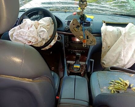 Серый Мерседес Е-Класс, объемом двигателя 2.2 л и пробегом 300 тыс. км за 2600 $, фото 4 на Automoto.ua