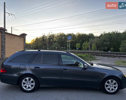 Мерседес Е-Класс 2009 в Львове на Automoto.ua Серый Мерседес Е-Класс, объемом двигателя 2.15 л и пробегом 270 тыс. км за 8350 $, фото 1 на Automoto.ua