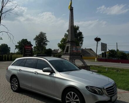 Серый Мерседес Е-Класс, объемом двигателя 2 л и пробегом 300 тыс. км за 18000 $, фото 1 на Automoto.ua