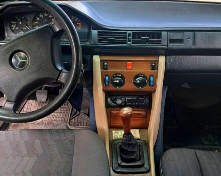 Серый Мерседес Е-Класс, объемом двигателя 2.3 л и пробегом 369 тыс. км за 500 $, фото 1 на Automoto.ua