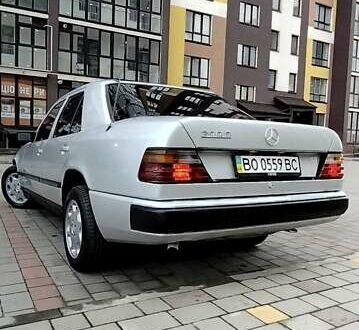 Сірий Мерседес Е-Клас, об'ємом двигуна 2 л та пробігом 400 тис. км за 2450 $, фото 1 на Automoto.ua