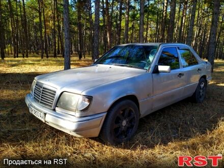 Мерседес Е-Клас 1988 у Первомайськ на Automoto.ua Сірий Мерседес Е-Клас, об'ємом двигуна 25 л та пробігом 300 тис. км за 2500 $, фото 1 на Automoto.ua