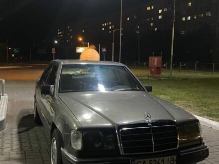 Серый Мерседес Е-Класс, объемом двигателя 2.6 л и пробегом 300 тыс. км за 1800 $, фото 1 на Automoto.ua