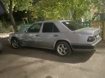 Мерседес Е-Клас 1989 у Коростене на Automoto.ua Сірий Мерседес Е-Клас, об'ємом двигуна 2.5 л та пробігом 300 тис. км за 2200 $, фото 1 на Automoto.ua