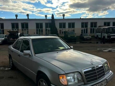 Мерседес Е-Клас 1989 у Черкасах на Automoto.ua Сірий Мерседес Е-Клас, об'ємом двигуна 2.3 л та пробігом 0 тис. км за 2000 $, фото 1 на Automoto.ua