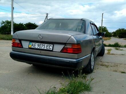 Мерседес Е-Класс 1990 в Херсоне на Automoto.ua Серый Мерседес Е-Класс, объемом двигателя 2.6 л и пробегом 250 тыс. км за 1499 $, фото 1 на Automoto.ua