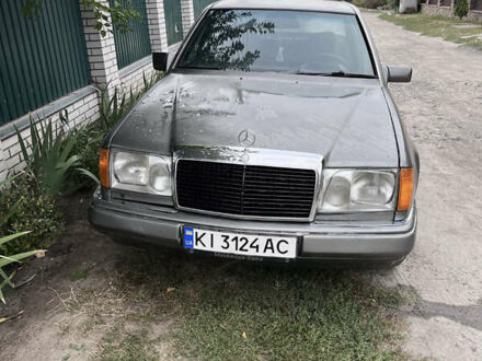 Мерседес Е-Клас 1990 у Вышгороде на Automoto.ua Сірий Мерседес Е-Клас, об'ємом двигуна 2 л та пробігом 500 тис. км за 2300 $, фото 1 на Automoto.ua