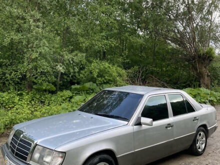 Мерседес Е-Клас 1990 у Косове на Automoto.ua Сірий Мерседес Е-Клас, об'ємом двигуна 2.6 л та пробігом 400 тис. км за 1999 $, фото 1 на Automoto.ua