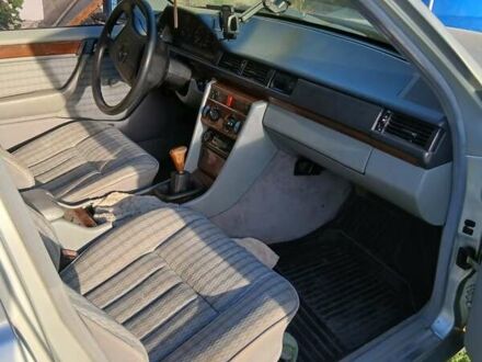 Сірий Мерседес Е-Клас, об'ємом двигуна 2 л та пробігом 300 тис. км за 2400 $, фото 1 на Automoto.ua