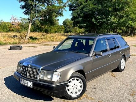 Мерседес Е-Класс 1991 в Лубнах на Automoto.ua Серый Мерседес Е-Класс, объемом двигателя 2.3 л и пробегом 370 тыс. км за 2200 $, фото 1 на Automoto.ua