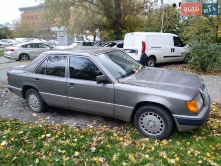 Серый Мерседес Е-Класс, объемом двигателя 2 л и пробегом 250 тыс. км за 3000 $, фото 1 на Automoto.ua