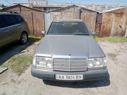 Мерседес Е-Клас 1991 у Києві на Automoto.ua Сірий Мерседес Е-Клас, об'ємом двигуна 2.3 л та пробігом 100 тис. км за 1499 $, фото 1 на Automoto.ua