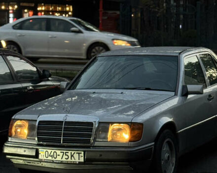 Серый Мерседес Е-Класс, объемом двигателя 2.3 л и пробегом 163 тыс. км за 6000 $, фото 1 на Automoto.ua