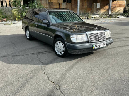 Мерседес Е-Класс 1992 в Киеве на Automoto.ua Серый Мерседес Е-Класс, объемом двигателя 2.3 л и пробегом 470 тыс. км за 2200 $, фото 1 на Automoto.ua
