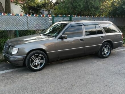 Серый Мерседес Е-Класс, объемом двигателя 2 л и пробегом 400 тыс. км за 2708 $, фото 1 на Automoto.ua