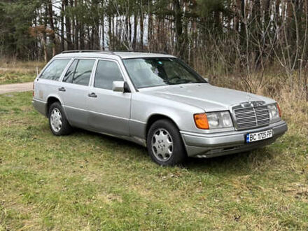 Серый Мерседес Е-Класс, объемом двигателя 3 л и пробегом 322 тыс. км за 3400 $, фото 1 на Automoto.ua