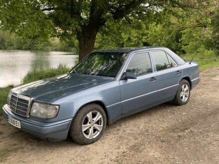 Мерседес Е-Клас 1993 у Дрогобичі на Automoto.ua Сірий Мерседес Е-Клас, об'ємом двигуна 2.2 л та пробігом 3 тис. км за 2300 $, фото 1 на Automoto.ua