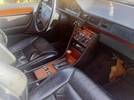 Мерседес Е-Класс 1993 в Кицмане на Automoto.ua Серый Мерседес Е-Класс, объемом двигателя 2.2 л и пробегом 270 тыс. км за 2100 $, фото 1 на Automoto.ua