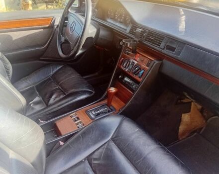 Серый Мерседес Е-Класс, объемом двигателя 2.2 л и пробегом 270 тыс. км за 2100 $, фото 1 на Automoto.ua