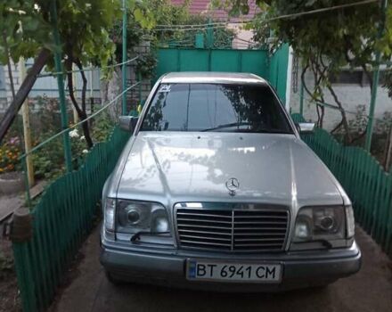 Серый Мерседес Е-Класс, объемом двигателя 3 л и пробегом 302 тыс. км за 4500 $, фото 1 на Automoto.ua