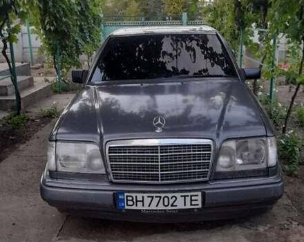 Серый Мерседес Е-Класс, объемом двигателя 2.2 л и пробегом 400 тыс. км за 2500 $, фото 1 на Automoto.ua