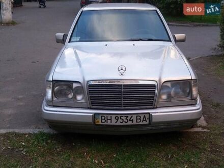 Серый Мерседес Е-Класс, объемом двигателя 2 л и пробегом 400 тыс. км за 2800 $, фото 1 на Automoto.ua