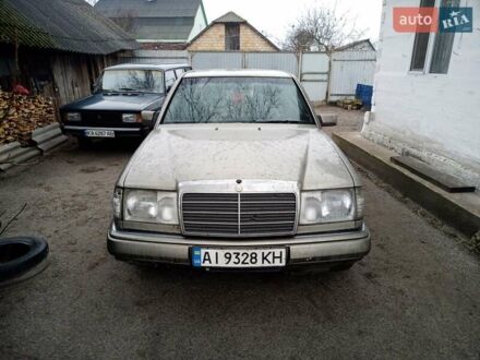 Мерседес Е-Клас 1993 у Вышгороде на Automoto.ua Сірий Мерседес Е-Клас, об'ємом двигуна 2.5 л та пробігом 510 тис. км за 2500 $, фото 1 на Automoto.ua