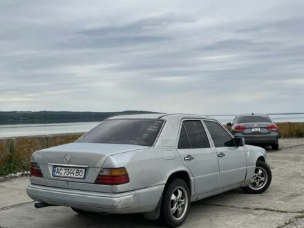 Мерседес Е-Класс 1993 в Каневе на Automoto.ua Серый Мерседес Е-Класс, объемом двигателя 2.2 л и пробегом 400 тыс. км за 2200 $, фото 1 на Automoto.ua