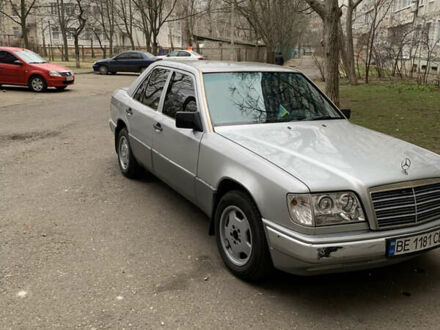 Мерседес Е-Класс 1993 в Николаеве на Automoto.ua Серый Мерседес Е-Класс, объемом двигателя 2.2 л и пробегом 478 тыс. км за 2300 $, фото 1 на Automoto.ua