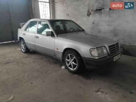 Серый Мерседес Е-Класс, объемом двигателя 2 л и пробегом 318 тыс. км за 999 $, фото 1 на Automoto.ua