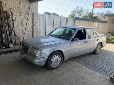 Мерседес Е-Класс 1994 в Одессе на Automoto.ua Серый Мерседес Е-Класс, объемом двигателя 2.2 л и пробегом 420 тыс. км за 2600 $, фото 1 на Automoto.ua