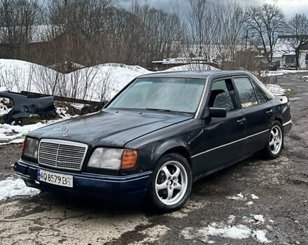 Серый Мерседес Е-Класс, объемом двигателя 2 л и пробегом 300 тыс. км за 1200 $, фото 1 на Automoto.ua