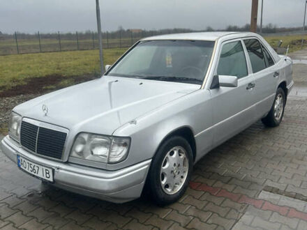 Серый Мерседес Е-Класс, объемом двигателя 2.5 л и пробегом 450 тыс. км за 3200 $, фото 1 на Automoto.ua