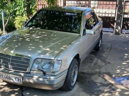 Серый Мерседес Е-Класс, объемом двигателя 2.8 л и пробегом 391 тыс. км за 2800 $, фото 1 на Automoto.ua