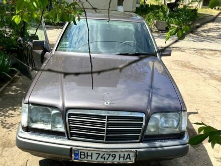 Серый Мерседес Е-Класс, объемом двигателя 2 л и пробегом 269 тыс. км за 3600 $, фото 1 на Automoto.ua