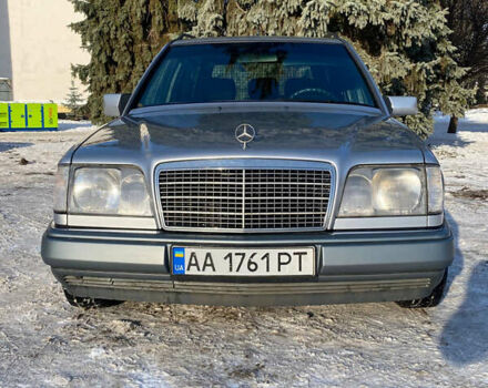 Серый Мерседес Е-Класс, объемом двигателя 2 л и пробегом 375 тыс. км за 3100 $, фото 1 на Automoto.ua