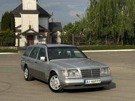 Мерседес Е-Клас 1995 у Києві на Automoto.ua Сірий Мерседес Е-Клас, об'ємом двигуна 2.2 л та пробігом 367 тис. км за 2400 $, фото 1 на Automoto.ua