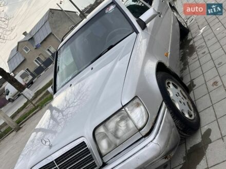 Серый Мерседес Е-Класс, объемом двигателя 2 л и пробегом 365 тыс. км за 1750 $, фото 1 на Automoto.ua