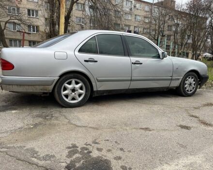 Сірий Мерседес Е-Клас, об'ємом двигуна 2 л та пробігом 400 тис. км за 1000 $, фото 1 на Automoto.ua