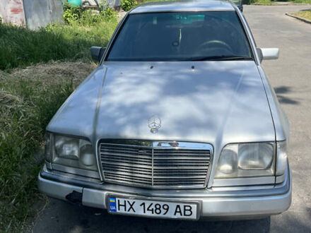 Сірий Мерседес Е-Клас, об'ємом двигуна 2 л та пробігом 300 тис. км за 3200 $, фото 1 на Automoto.ua